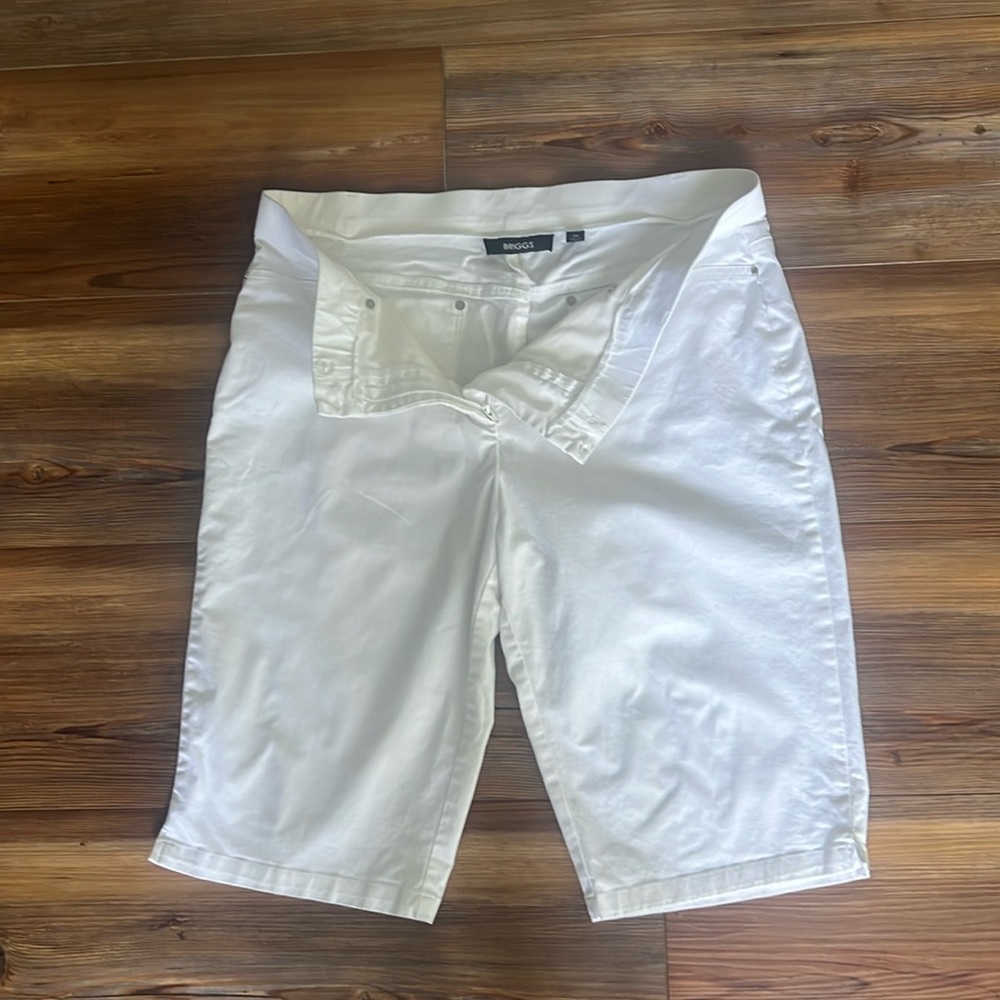 Briggs stretch Bermuda shorts size 16. Great condition.